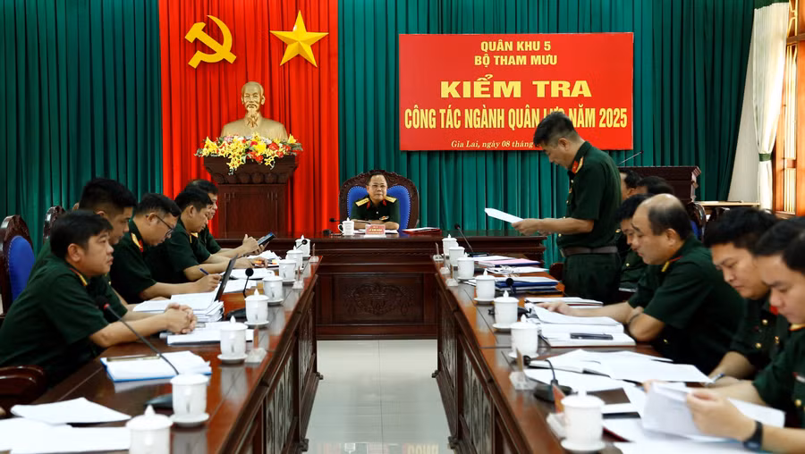 quang-canh-buoi-lam-viec.jpg