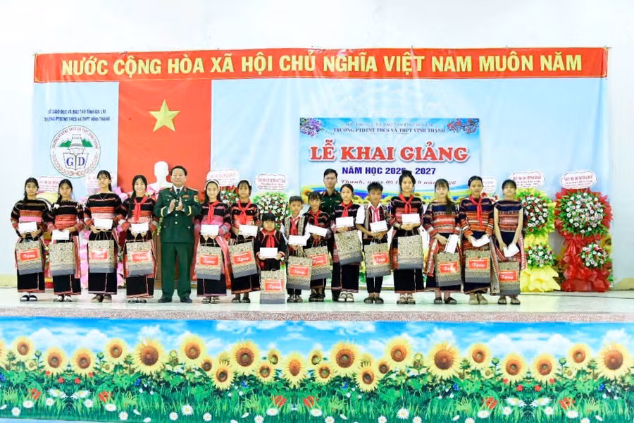 phong-chinh-tri-bo-chqs-tinh-gia-lai-va-lu-doan-573-tang-qua-cho-hoc-sinh-dip-khai-giang.jpg