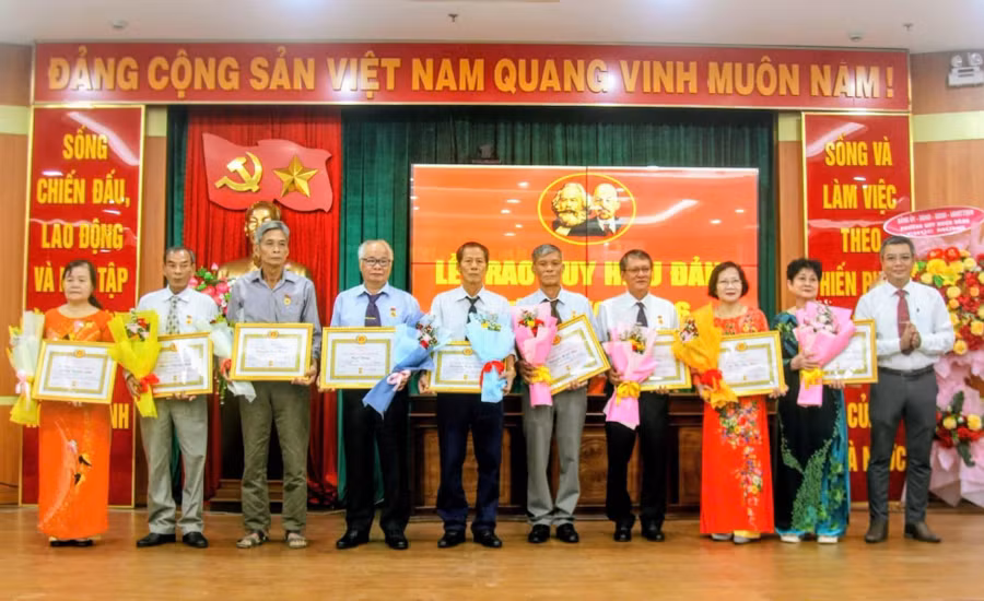 phuong-quy-nhon-dong-va-xa-binh-phu-trao-huy-hieu-dang-dip-2-9.jpg