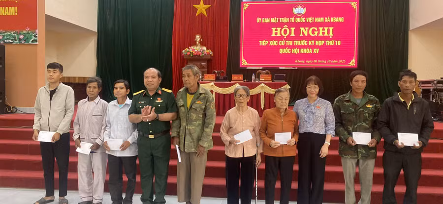 doan-dbqh-tinh-trao-qua-gia-dinh-chinh-sach-xa-kbang.jpg