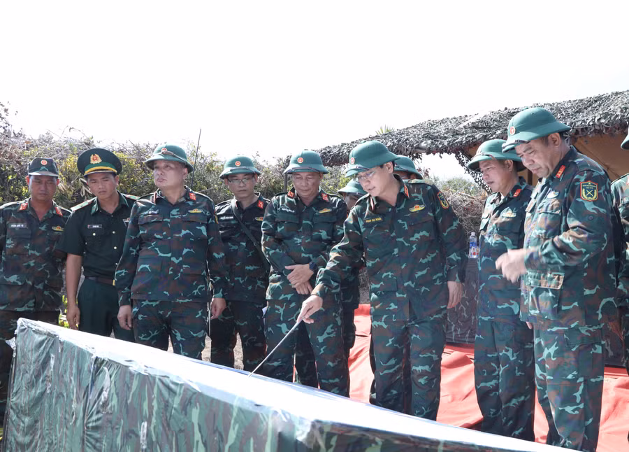thieu-tuong-phan-dai-nghia-kiem-tra-cong-trinh-chien-dau-tren-xa-dao-nhon-chau.jpg