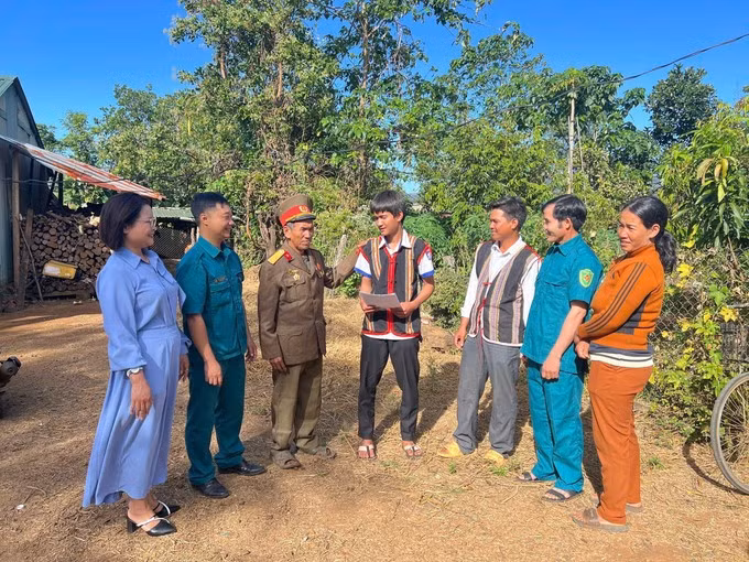 buih-nhien-duoc-ong-ngoai-dan-do-truoc-khi-len-duong-nhap-nhap-ngu.jpg