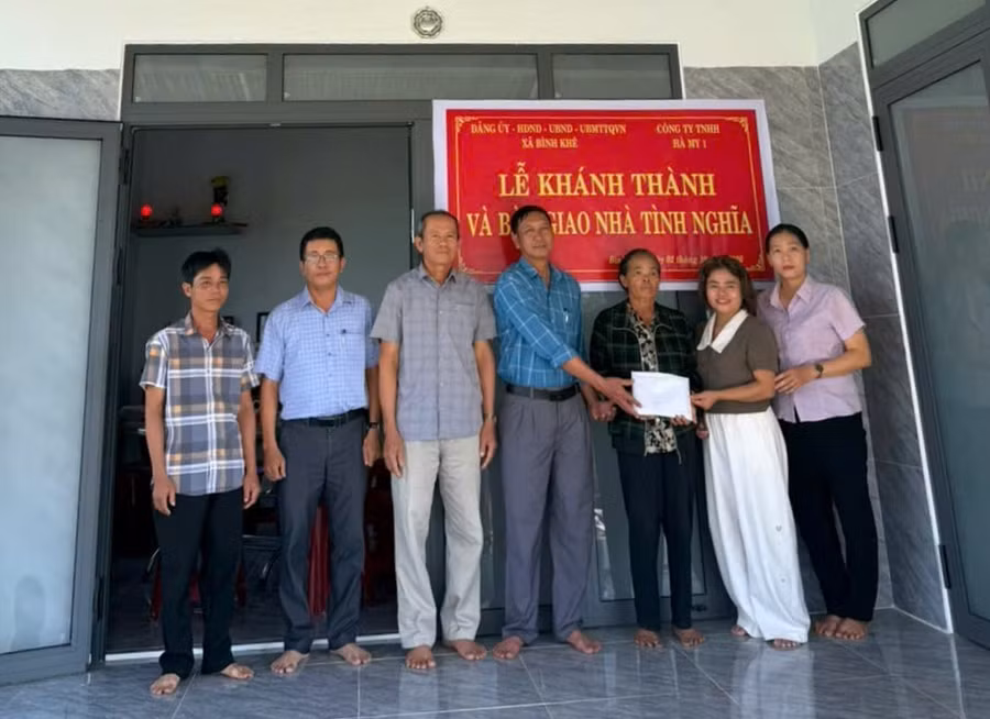 binh-khe-trao-mai-am-nghia-tinh-cho-can-bo-chien-si.jpg