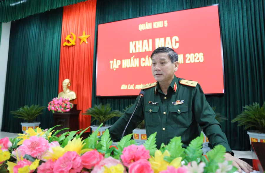 trung-tuong-le-ngoc-hai-tu-lenh-quan-khu-5-phat-bieu-chi-dao-tai-buoi-tap-huan.jpg