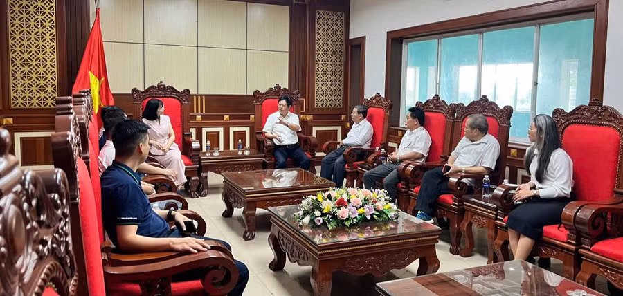 ong-nguyen-dung-pho-chu-tich-hiep-hoi-trang-trai-va-doanh-nghiep-nong-nghiep-viet-nam-khu-vuc-mien-trung-tay-nguyen-cung-lanh-dao-cong-ty-co-phan-ta-lung-quang-minh-trao-doi-voi-cac-doanh-nghiep-nhap-khau.jpg