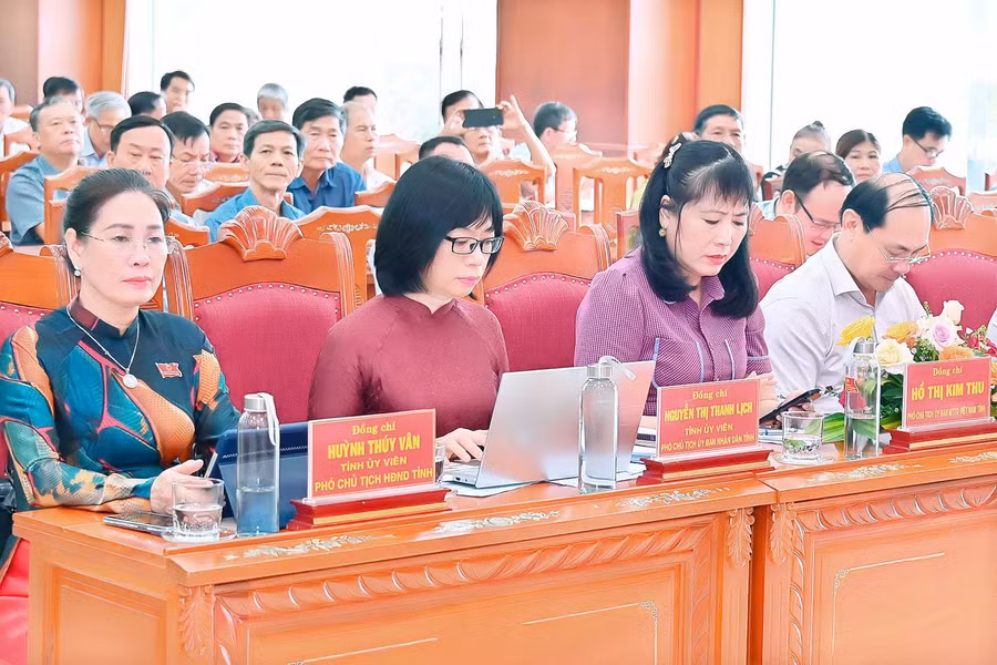 cac-dai-bieu-lanh-dao-tinh-du-buoi-tiep-xuc-cu-tri-anh-duc-thuy.jpg
