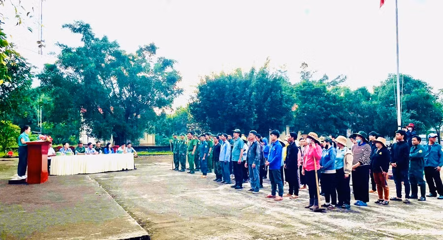 dong-dao-can-bo-va-nhan-dan-cua-xa-cung-cac-can-bo-chien-si-cac-don-vi-bo-doi-dung-chan-tren-dia-ban-du-le-phat-dong-anh-nhat-hao-957.jpg