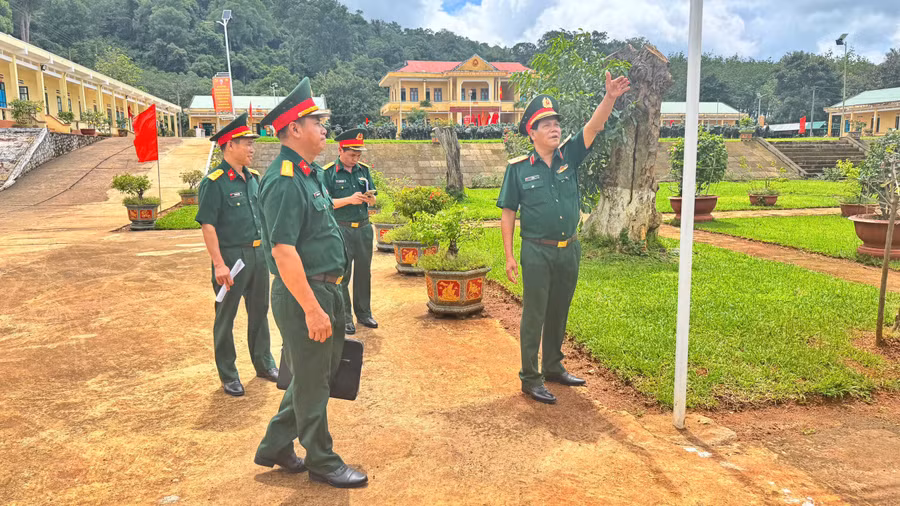 thieu-tuong-nie-ta-canh-phai-kiem-tra-cong-tac-xay-dung-chinh-quy-tai-tieu-doan-50.jpg