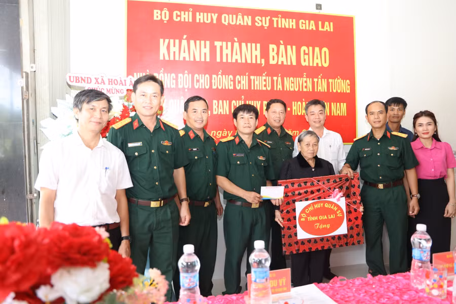 bo-chqs-tinh-trao-qua-tang-thieu-ta-nguyen-tan-truong.jpg