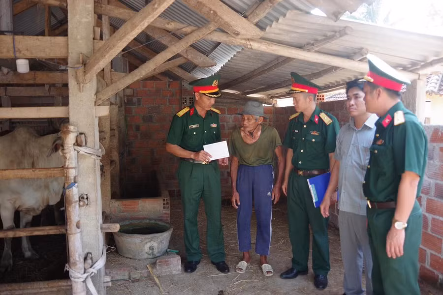 lu-doan-572-trao-sinh-ke-cho-gia-dinh-kho-khan.jpg