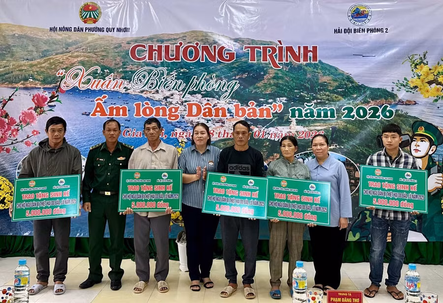 hai-doi-2-trao-bang-tuong-trung-ho-tro-sinh-ke-cho-cac-gia-dinh-bi-thiet-hai-do-thien-tai.jpg