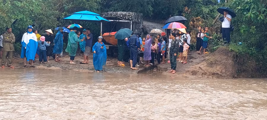 suoi-uar-noi-co-3-nguoi-dan-bi-co-lap-do-mua-lu.jpg