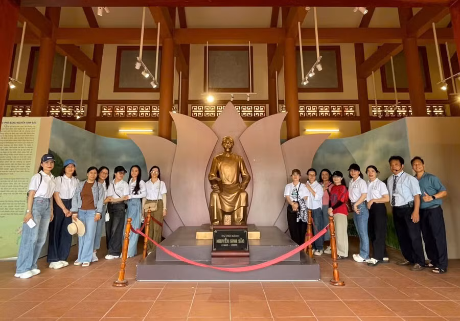 du-khach-tham-quan-khu-tuong-niem-cu-pho-bang-nguyen-sinh-sac-570.jpg