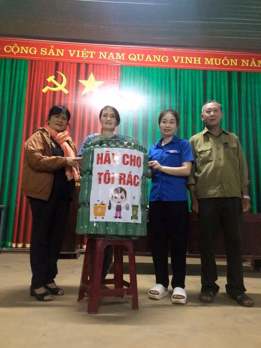 doan-phuong-yen-the-phoi-hop-voi-chi-doan-5-lam-mo-hinh-thung-rac-tai-che-tu-bo-chai-nhua-de-ra-mat-va-tuyen-truyen-den-nguoi-dan-anh-do-nhan-vat-cung-cap.jpg