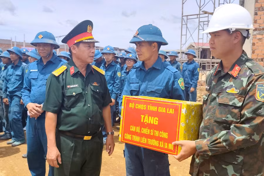 bo-chqs-tinh-kiem-tra-dong-vien-luc-luong-tham-gia-ho-tro-xay-dung-truong-hoc.jpg