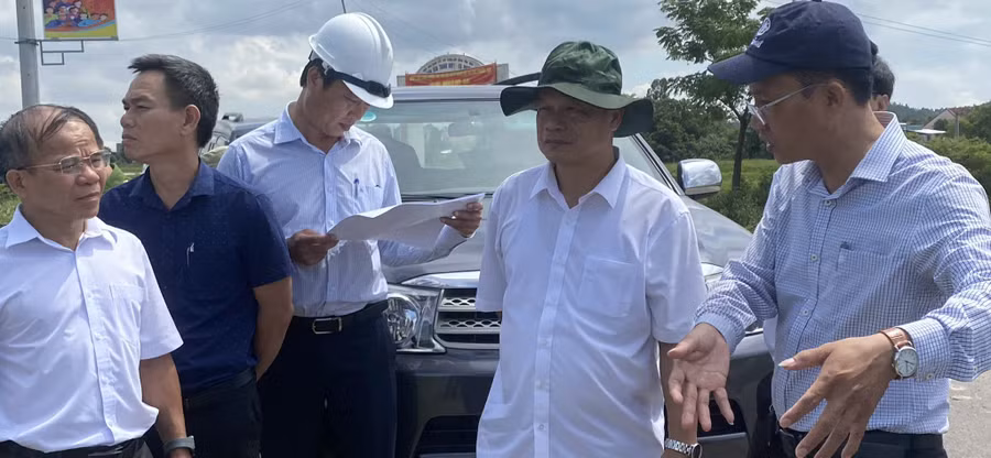 anh-1-pho-chu-tich-ubnd-tinh-duong-mah-tiep-kiem-tra-cong-tac-phong-chong-thien-tai-nam-2025-tai-xa-tuy-phuoc-tay.jpg