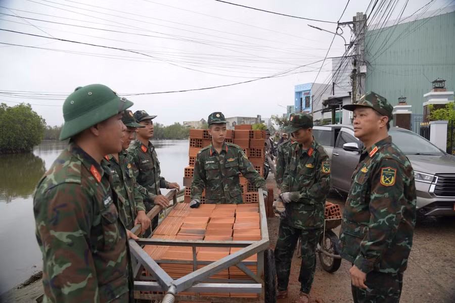 thieu-tuong-tran-thanh-hai-tro-chuyen-dong-vien-bo-doi-tham-gia-ho-tro-nhan-dan-xay-dung-nha.jpg