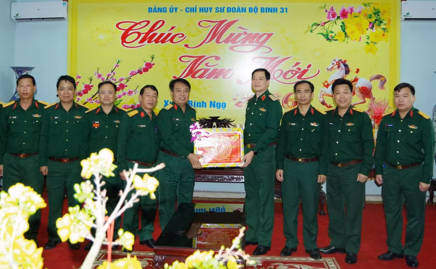 tu-lenh-quan-doan-34-kiem-tra-va-tham-chuc-tet-su-doan-31.jpg
