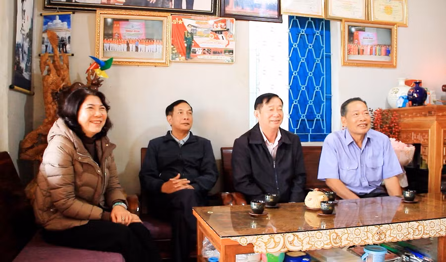 dang-vien-chi-bo-tdp-7-phu-dong-phuong-pleiku-phan-khoi-xem-chuong-trinh-khai-mac-dai-hoi-dang-lan-thu-xiv-anh-hoang-hoai.jpg