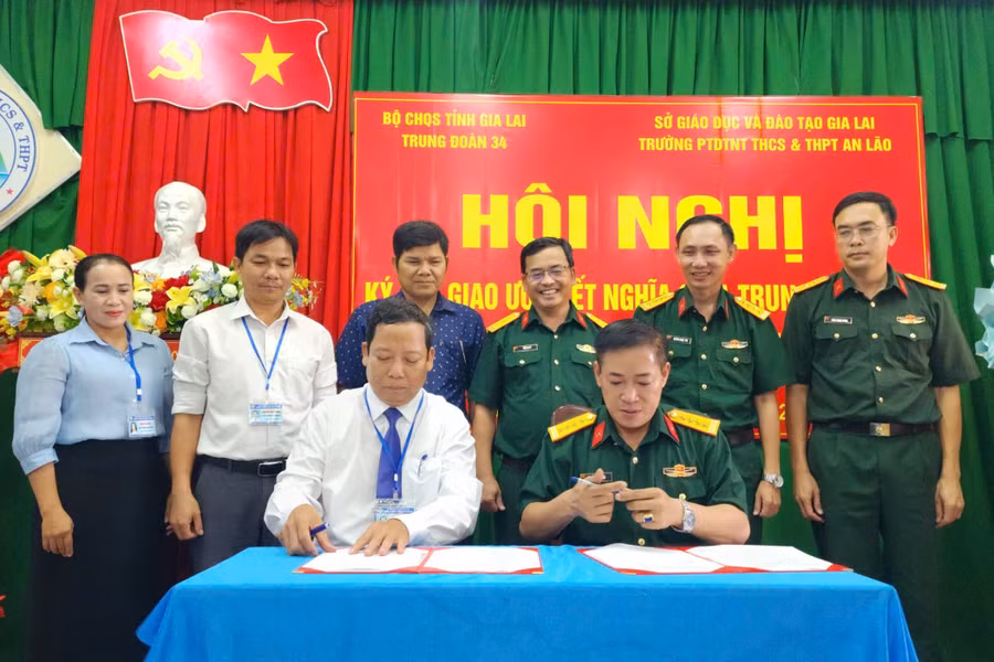 trung-doan-34-ket-nghia-voi-truong-pho-thong-dan-toc-noi-tru-thcs-va-thpt-an-lao.jpg