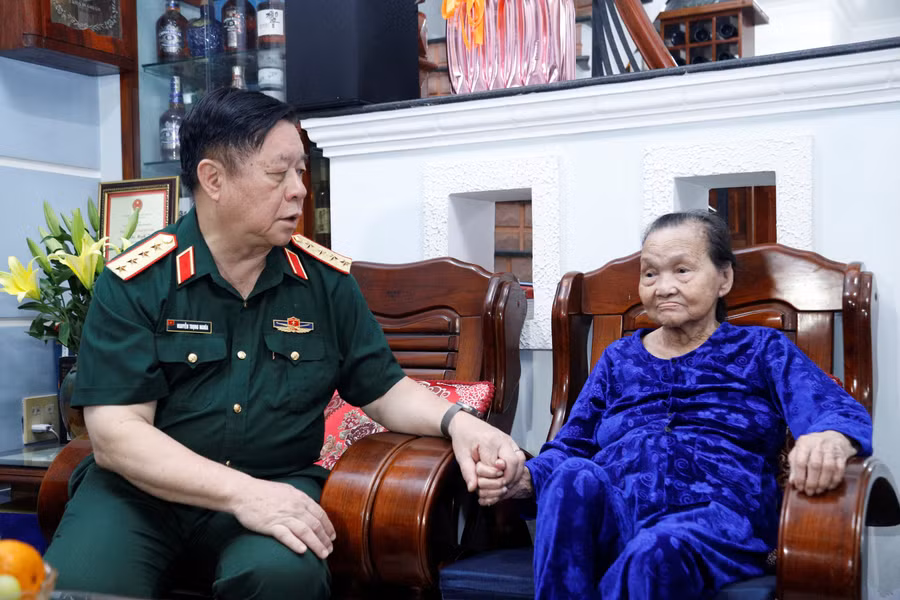 dai-tuong-nguyen-trong-nghia-tham-tang-qua-cac-gia-dinh-thuong-binh.jpg