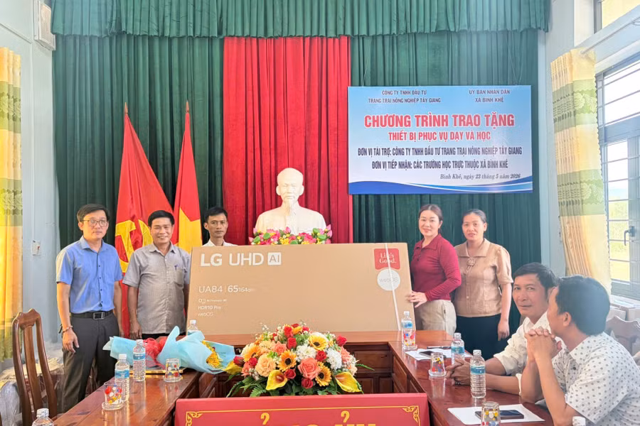 trao-tang-thiet-bi-day-va-hoc-cho-cac-truong-tai-xa-binh-khe.jpg