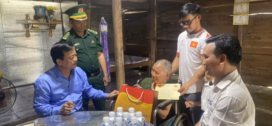 pho-chu-tich-thuong-truc-ubnd-tinh-nguyen-tuan-thanh-tham-tang-qua-nguoi-co-cong-voi-cach-mang-ro-mah-thuan-tai-xa-bien-gioi-ia-mor-anh-xuan-dinh.jpg