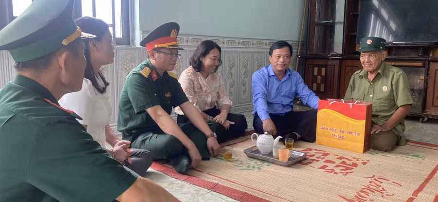 pho-chu-tich-thuong-truc-ubnd-tinh-nguyen-tuan-thanh-tham-tang-qua-thuong-binh-duong-van-khiao-xa-bien-gioi-ia-lau.jpg