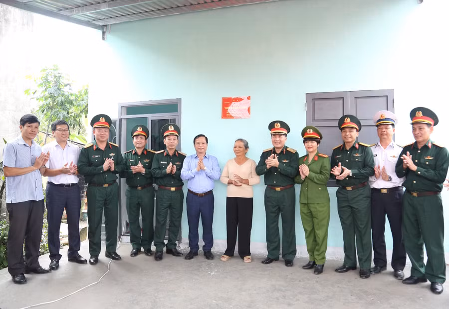 lanh-dao-quan-khu-5-va-lanh-dao-tinh-chia-vui-voi-gia-dinh-ba-hoa-khi-nha-moi-hoan-thanh-va-ban-giao.jpg