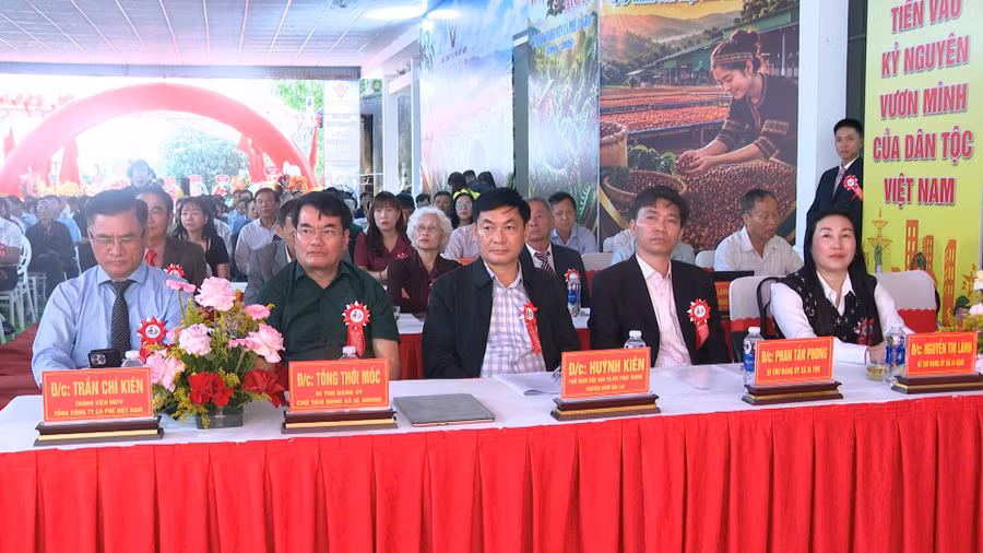 cac-dai-bieu-tham-du-le-ky-niem-45-nam-ngay-thanh-lap-cong-ty-tnhh-mtv-ca-phe-ia-grai.jpg