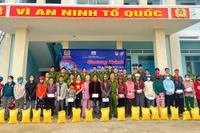 Tuyên truyền kiến thức pháp luật và tặng 234 suất quà cho người dân xã Uar