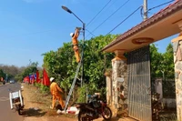 Tặng công trình “Thắp sáng đường quê” cho người dân thôn Đức Hưng