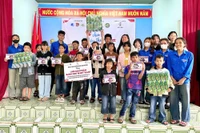 Tặng quà và dạy tiếng Anh cho thiếu nhi ở Trung tâm Bảo trợ Xã hội tổng hợp tỉnh Gia Lai