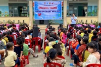 Tặng 400 chiếc áo ấm cho học sinh Trường Phổ thông Dân tộc bán trú Tiểu học Hà Đông