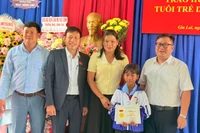 Trao Huy hiệu “Tuổi trẻ dũng cảm” cho học sinh cứu người đuối nước ở xã Chư Sê