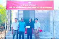 Bàn giao nhà tình nghĩa cho hộ nghèo ở làng Kom Ngó