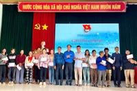 Tỉnh đoàn Gia Lai tặng 450 suất quà cho người dân các xã phía Tây 