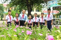 Giáo viên làm Tổng phụ trách Đội Trường Tiểu học Nay Der được nhận giải thưởng “Cánh én hồng”