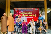 Chùa Quan Âm tặng 10 xe lăn cho người khuyết tật ở thành phố Pleiku