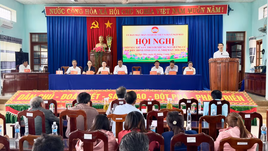 Quang cảnh hội nghị tiếp xúc cử tri giữa ứng cử viên đại biểu HĐND tỉnh đơn vị bầu cử số 7 với cử tri xã Ngô Mây. Ảnh: Minh Hoàng