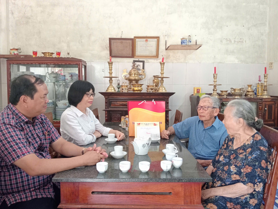 Phó Chủ tịch UBND tỉnh Nguyễn Thị Thanh Lịch đến thăm gia đình thương binh Nguyễn Thị Liễn (ở thôn Dương Liễu Tây, xã Bình Dương). Ảnh: Hoàng Vũ 2.jpg