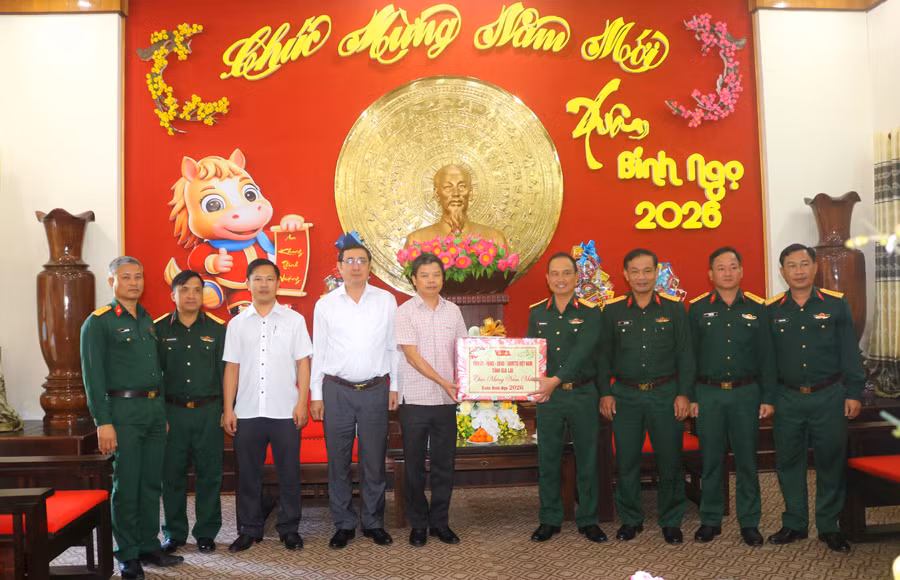 pho-chu-tich-ubnd-tinh-nguyen-huu-que-tang-qua-tet-cho-tap-the-can-bo-chien-si-su-doan-2-quan-khu-v.jpg
