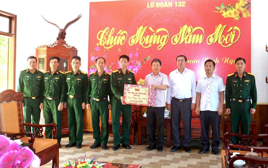 pho-chu-tich-ubnd-tinh-nguyen-huu-que-tang-qua-tet-cho-can-bo-chien-si-lu-doan-132.jpg
