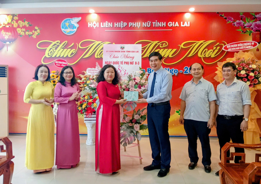 Phó Chủ tịch UBND tỉnh Lâm Hải Giang (thứ 3 từ phải sang) tặng hoa và quà chúc mừng Hội LHPN tỉnh Gia Lai. Ảnh: Trung Nghĩa