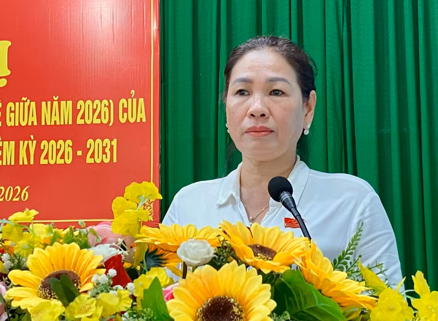 Phó Chủ tịch HĐND tỉnh Huỳnh Thúy Vân trả lời các ý kiến, kiến nghị của cử tri tại buổi tiếp xúc. Ảnh: Trung Nghĩa
