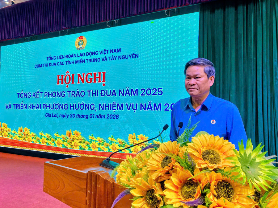 Đồng chí Huỳnh Thanh Xuân - Phó Chủ tịch Tổng LĐLĐ Việt Nam phát biểu chỉ đạo tại hội nghị. Ảnh: Nhật Trường