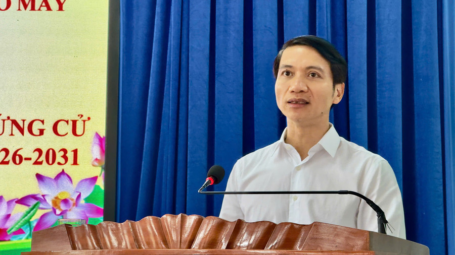 Ứng cử viên Nguyễn Ngọc Lương trình bày chương trình hành động trước cử tri. Ảnh: Minh Hoàng