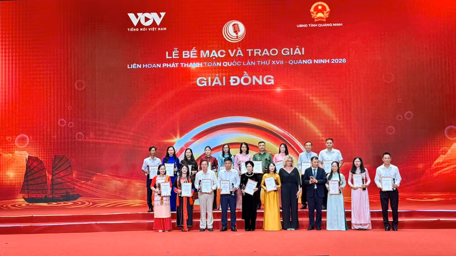 Đại diện Báo và phát thanh, truyền hình Gia Lai (hàng sau, thứ 3 từ trái sang) nhận giải Đồng dành cho Chương trình phát thanh tiếng dân tộc Bahnar với chủ đề “Niềm tin”. Ảnh: Trần Hải