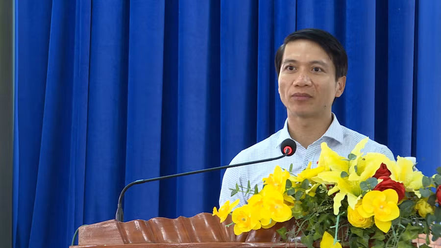 Phó Bí thư Tỉnh ủy, Chủ tịch Ủy ban MTTQ Việt Nam tỉnh Nguyễn Ngọc Lương phát biểu tại buổi tiếp xúc cử tri. Ảnh: Phi Long