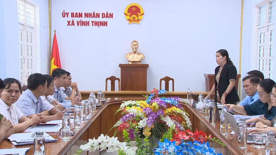 ba-huynh-thi-ngoc-ha-trao-doi-voi-cac-thanh-vien-uy-ban-bau-cu-xa-vinh-thinh.jpg